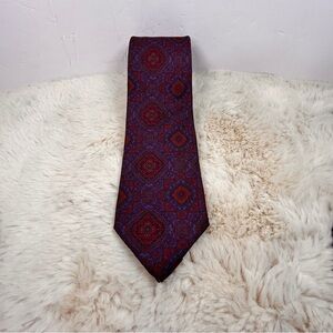 Elegant Red and Blue Silk Tie with Classic Design‎